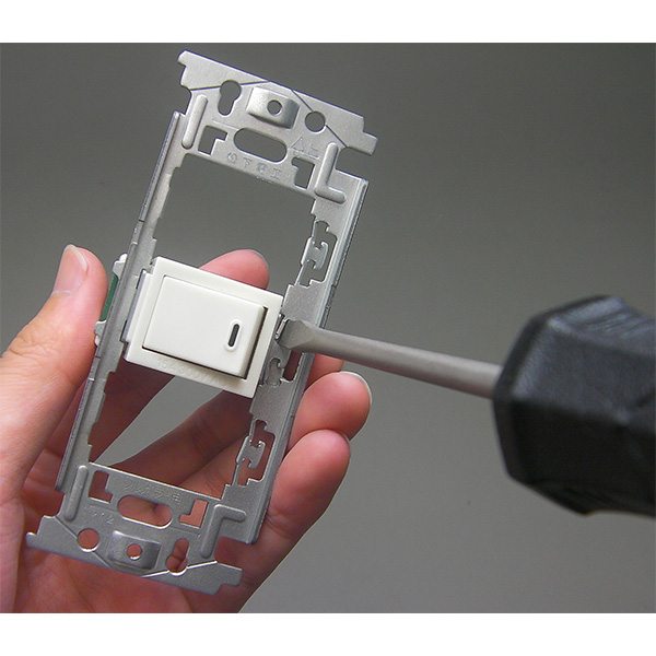 D-655-100は連用取り付け枠の作業が可能な刃幅5.5mmのドライバーです